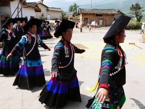 イ族女性による出迎えの踊り