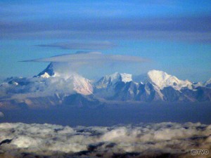 飛行機から見た5000m級の山は雪化粧