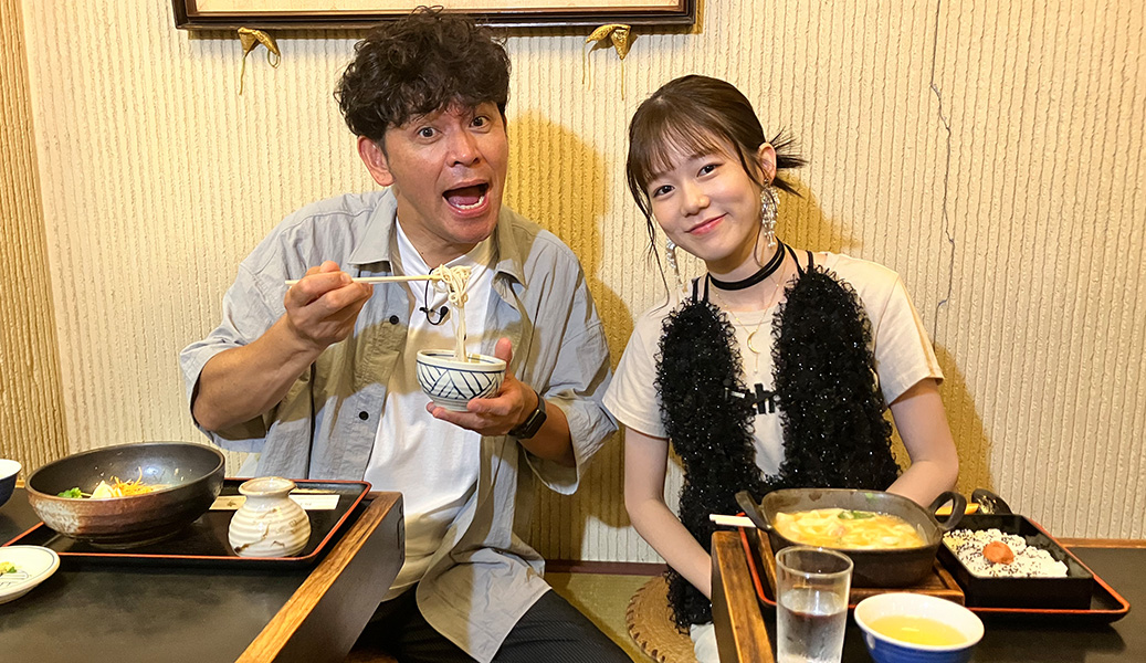 そばを食べている岡田圭右と川口葵